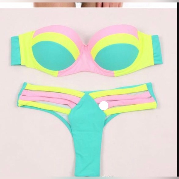 Bikinis - Picture 7 of 11